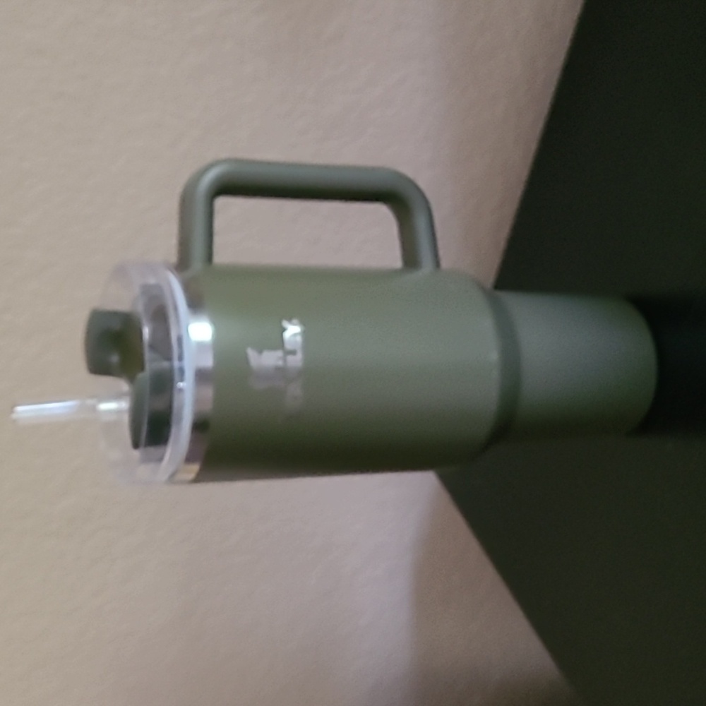 EUC 40oz Stanley tumblers olive color